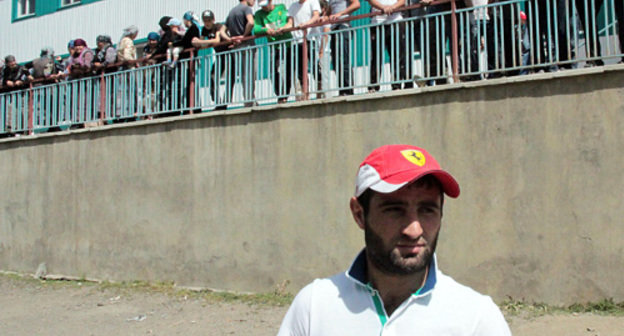 Жители селения Кидеро на сходе в защиту Гаджимурада Магомедова (на переднем плане). Дагестан, Цунтинский район, 4 августа 2012 г. Фото Ахмеда Магомедова для "Кавказского узла"