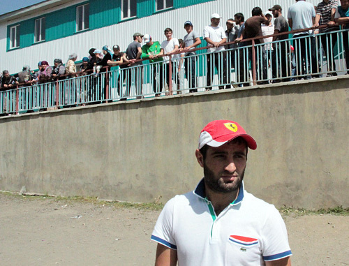 Жители селения Кидеро на сходе в защиту Гаджимурада Магомедова (на переднем плане). Дагестан, Цунтинский район, 4 августа 2012 г. Фото Ахмеда Магомедова для "Кавказского узла"