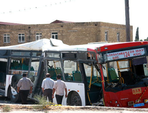 Пассажирский автобус столкнулся с поездом в поселке Локбатан в Баку. Азербайджан, 31 августа 2012 г. Фото Азиза Каримова для "Кавказского узла"