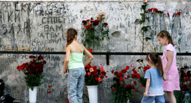 Мемориал у школы №1 в Беслане. Фото http://www.svobodanews.ru (RFE/RL)