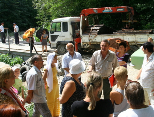 Краснодарский край, Сочи, 1 сентября 2012 г. Жители Кудепсты, защищающие курортную зону от строительства ТЭС, на месте нападения на Наталью Карипиди. Фото Светланы Кравченко для "Кавказского узла"