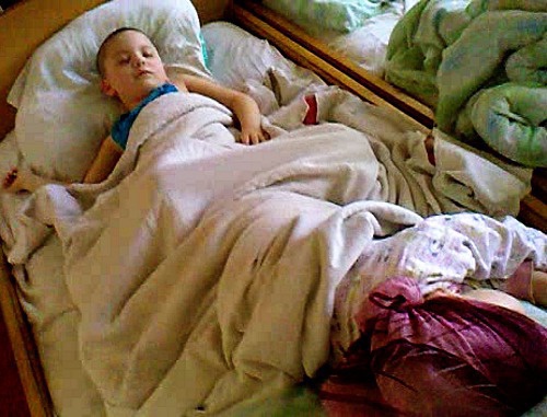 Спальня в Дербентском социально-реабилитационном центре для несовершеннолетних. Дети спят по двое в одной кровати. 2012 г. Кадр из видеосъемки, предоставленной сотрудниками центра