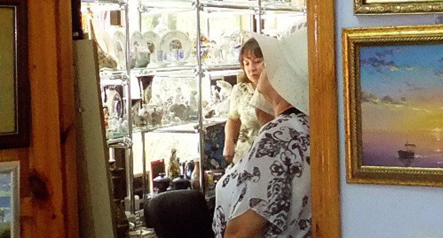 Родственница Антонины Маевской Алевтина Морозова в антикварном магазине "Коллекционер". Сочи, 5 сентября 2012 г. Фото Светланы Кравченко для "Кавказского узла"