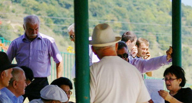 Кабардино-Балкария, Черекский район, поселок Кашхатау, 7 сентября 2012 г. Участники митинга против нарушения законов РФ в Кабардино-Балкарии. Фото Расула Бозиева