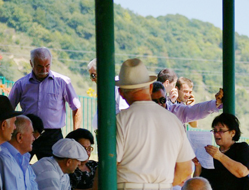 Кабардино-Балкария, Черекский район, поселок Кашхатау, 7 сентября 2012 г. Участники митинга против нарушения законов РФ в Кабардино-Балкарии. Фото Расула Бозиева