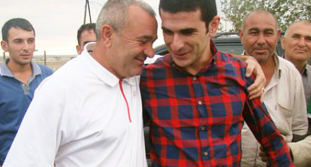 Азербайджан, 4 сентября 2012 г. Шахрияр Гаджизаде (справа) на погранично-пропускном пункте в Билясуваре после освобождения из-под ареста. Фото: http://www.1news.az