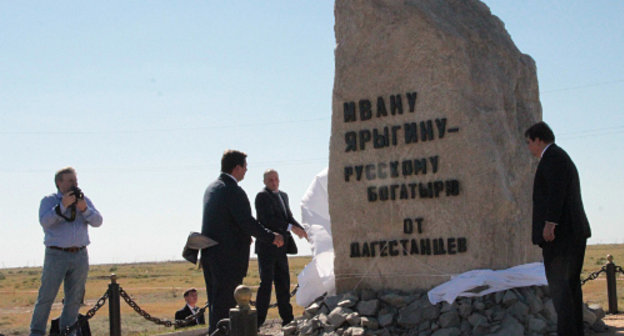 Открытие памяника Ивану Ярыгину у автомобильной трассы "Кисловодск-Махачкала". Ставропольский край, Нефтекумский район, 7 сентября 2012 г. Фото Ахмеднаби Ахмеднабиева для "Кавказского узла"