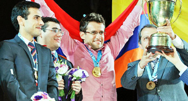 Члены мужской шахматной сборной Армении на церемонии награждения в Стамбуле. 10 сентября 2012 г. Фото: © David Llada, http://photo.chessolympiadistanbul.com