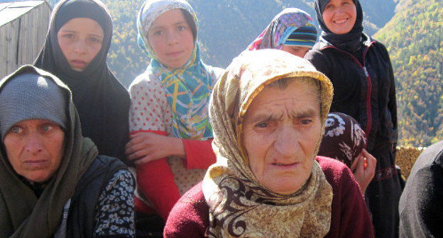 Жительницы села Хутрах, где осенью 2011 г. силовики провели "зачистку". Дагестан, Цунтинский район, 8 октября 2011 г. Фото Светланы Исаевой