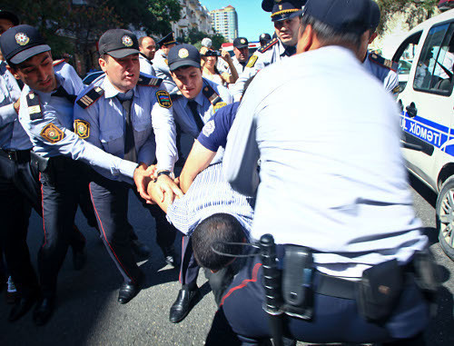 Полиция разгоняет акцию протеста верующих перед посольством США. Баку, 17 сентября 2012 г. Фото Азиза Каримова для "Кавказского узла"