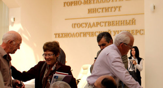 Международный научный форум "Ледник Колка: наблюдения, исследования, прогнозы" открылся во Владикавказе. Северная Осетия, 18 сентября 2012 г. Фото Эммы Марзоевой для "Кавказского узла"