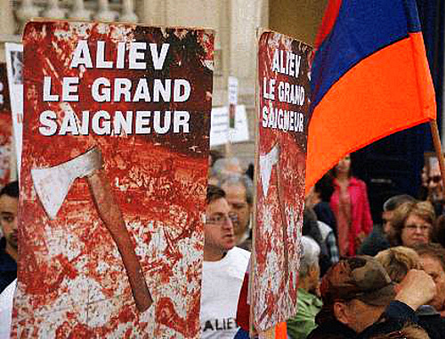 Акция протеста перед посольством Азербайджана в Париже, организованная Координационным советом армянских организаций Франции. 18 сентября 2012 г. Фото: http://www.yerkramas.org