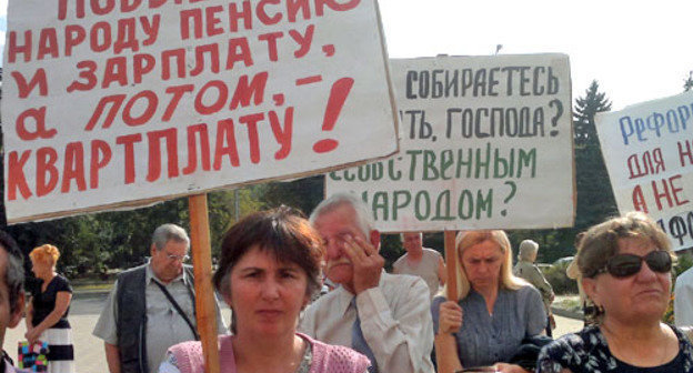 Митинг против роста тарифов на услуги ЖКХ прошел в Черкесске. Карачаево-Черкесская Республика, 22 сентября 2012 г. Фото Аси Капаевой для "Кавказского узла"