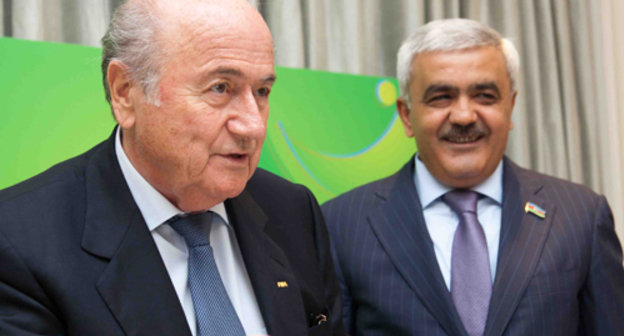 Президент FIFA Йозеф Блаттер и Президент Азербайджанской футбольной ассоциации Ровнаг Абдуллаев на пресс-конференции в Баку 21 сентября 2012 г. Фото Азиза Каримова для "Кавказского узла"