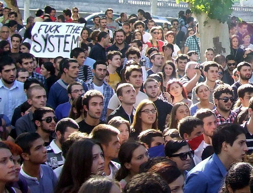 Участники студенческой манифестации против насилия над заключенными. Тбилиси, 24 сентября 2012 г. Фото Эдиты Бадасян для "Кавказского узла"