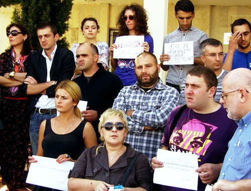 Акция протеста журналистов перед зданием ЦИК Грузии. Тбилиси, 25 сентября 2012 г. Фото Инны Кукуджановой для "Кавказского узла"