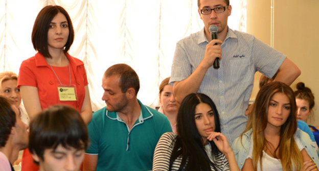 Северная Осетия, Владикавказ, 5 сентября 2012 г. Участник конкурса  "Перспективные лидеры Осетии ", молодой  предприниматель Руслан Бекузаров задает вопрос организаторам конкурса. Фото Константина Фарниева для "Кавказского узла"  