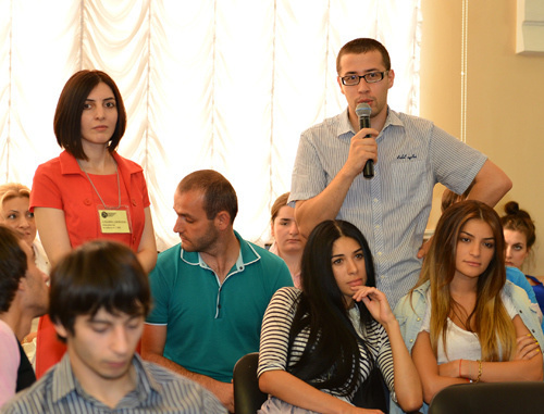 Северная Осетия, Владикавказ, 5 сентября 2012 г. Участник конкурса  "Перспективные лидеры Осетии ", молодой  предприниматель Руслан Бекузаров задает вопрос организаторам конкурса. Фото Константина Фарниева для "Кавказского узла"  