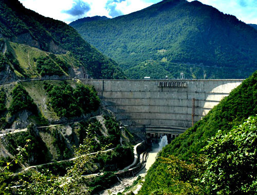 Плотина Ингурской ГЭС. Фото Paata Vardanashvili, http://commons.wikimedia.org