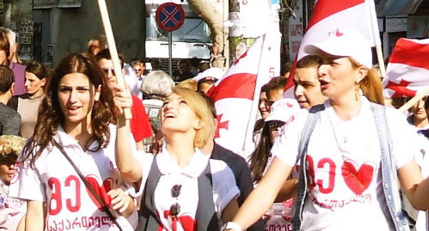 Сторонники "Единого национального движения" подходят к стадиону имени Бориса Пайчадзе. Грузия, Тбилиси, 28 сентября 2012 г. Фото Эдиты Бадасян для "Кавказского узла"