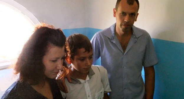 Елена, Константин и Максим Шабло в ожидании судебных приставов в подъезде дома №20 по улице Ясногорской. Сочи, 26 сентября 2012 г. Фото Светланы Кравченко для "Кавказского узла"