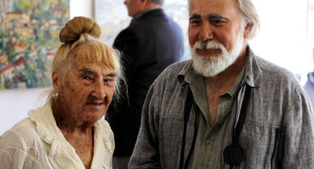 Клара Власова и Олег Пирбудагов на выставке в ауле Чох Гунибского района Дагестана. 29 сентября 2012 г. Фото Махача Ахмедова для "Кавказского узла"