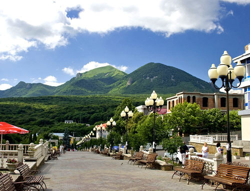 Гора Бештау. Вид с Лечебного парка в Пятигорске. Фото Pupsoid, http://ru.wikipedia.org