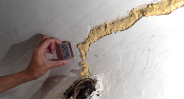 Трещина на стене аварийного общежития на улице Пороховой. Астрахань. Фото Елены Гребенюк для "Кавказского узла"