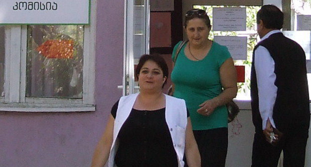 На пороге избирательного участка №77 в день голосования на выборах в парламент Грузии. Тбилиси, 2 октября 2012 г. Фото Эдиты Бадасян для "Кавказского узла"