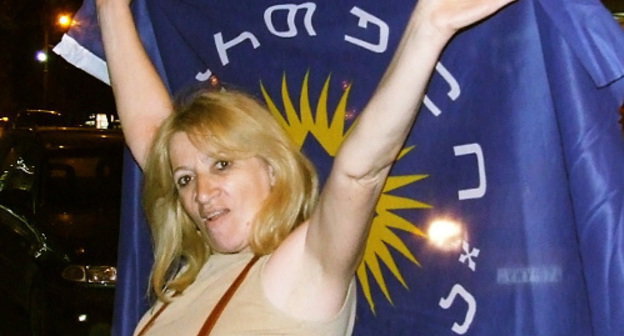 Жительница Тбилиси с флагом "Грузинской мечты" после голосования на выборах в парламент Грузии. Тбилиси, 1 октября 2012 г. Фото Эдиты Бадасян для "Кавказского узла"