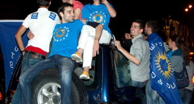 Сторонники "Грузинской мечты" на улицах Тбилиси в вечер после голосования на выборах в парламент Грузии. 2 октября 2012 г. Фото Азиза Каримова для "Кавказского узла"