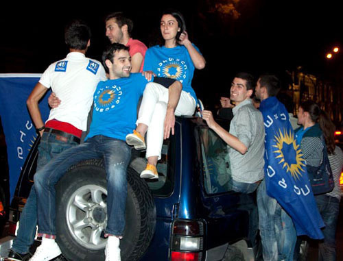 Сторонники "Грузинской мечты" на улицах Тбилиси в вечер после голосования на выборах в парламент Грузии. 2 октября 2012 г. Фото Азиза Каримова для "Кавказского узла"