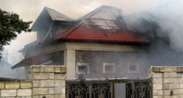 Азербайджан, Губа, 1 марта 2012 г. Горящий дом главы исполнительной власти Губинского района Рауфа Хабибова. Фото Фаика Меджида для "Кавказского узла"