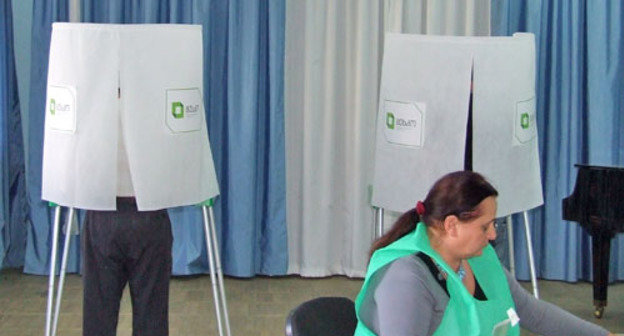 На избирательном участке в день голосования на выборах в парламент Грузии. Тбилиси, 1 октября 2012 г. Фото Эдиты Бадасян для "Кавказского узла"
