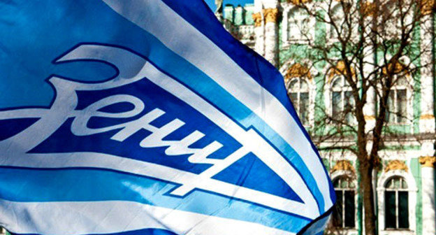 Флаг футбольного клуба "Зенит". Фото http://landscrona.ru/