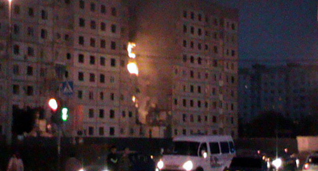 Астрахань, 3 октября 2012 г. Пожар в 9-этажном доме по улице Островского. Фото Елены Гребенюк для "Кавказского узла"