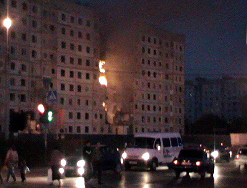 Астрахань, 3 октября 2012 г. Пожар в 9-этажном доме по улице Островского. Фото Елены Гребенюк для "Кавказского узла"
