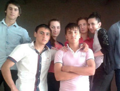 Азамат Алиев среди одноклассников. Фото http://fedpost.ru