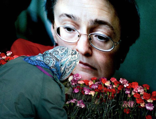 Цветы возле портрета Анны Политковской. Фото http://www.svobodanews.ru (RFE/RL)
