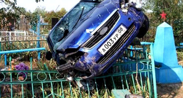 Машина, пострадавшая в результате конфликта в селе Ремонтное Ростовской области. Фото http://rodrus.net