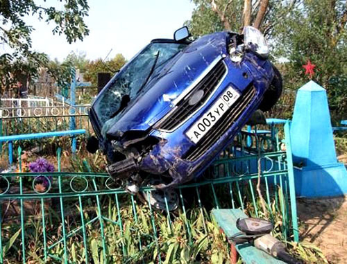 Машина, пострадавшая в результате конфликта в селе Ремонтное Ростовской области. Фото http://rodrus.net
