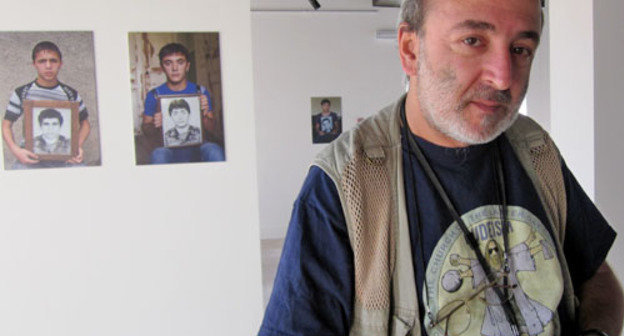 Герман Авакян из Армении представил фотопроект под названием «Родившиеся после смерти» в рамках фестиваля современного искусства "Шуши Арт Проджект". Нагорный Карабах, город Шуши, 3 октября 2012 г. Фото Алвард Григорян для "Кавказского узла"