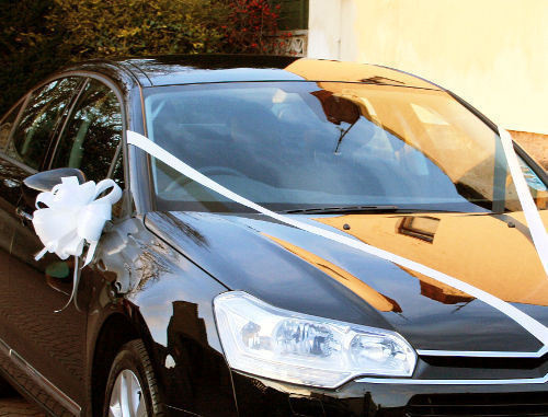 Автомобиль со свадебными ленточками. Фото: Mattlock-Photo, http://www.flickr.com/photos/matlock-photo
