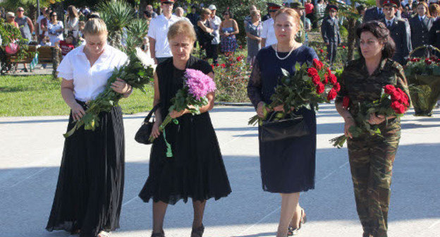 Возложение цветов к Мемориалу славы в Сухуме 30 сентября 2012 г. Фото Анжелы Кучуберия для "Кавказского узла"