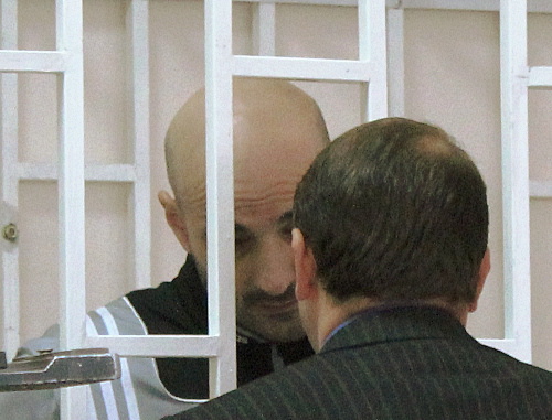 Сослан Джанаев разговаривает с адвокатом Ильей Виноградовым в зале суда. Северная Осетия, Владикавказ, 10 октября 2012 г. Фото Эммы Марзоевой для "Кавказского узла"