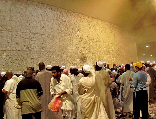 Паломники возле Джамрат аль-акаба. Мекка, Саудовская Аравия. Фото http://ru.wikipedia.org