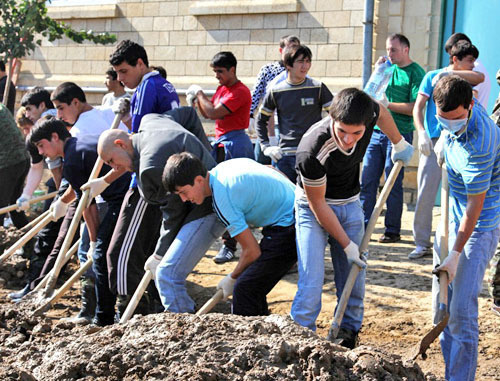 Волонтеры расчищают улицу в Дербенте. Дагестан, 13 октября 2012 г. Фото Махача Ахмедова для "Кавказского узла"