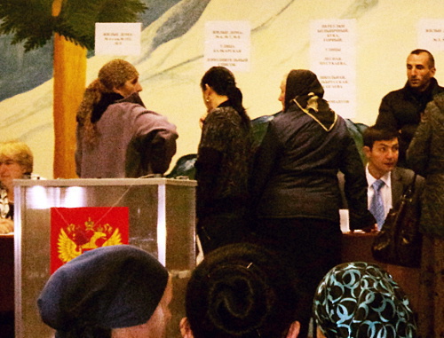 Голосование на выборах главы администрации поселка Эльбрус в Кабардино-Балкарии 14 октября 2012 г. Фото Луизы Оразаевой для "Кавказского узла" 