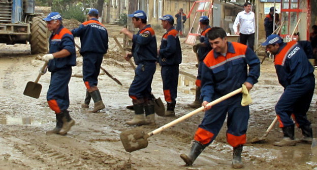 Дербент. 13 октября 2012 г. Расчистка городских улиц после наводнения. Фото пресс-службы ГУ МЧС по Республике Дагестан, http://www.05.mchs.gov.ru