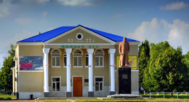 Клуб в ауле Кошехабль, Адыгея. Фото Инги Мыцело, http://www.panoramio.com/photo/49343025